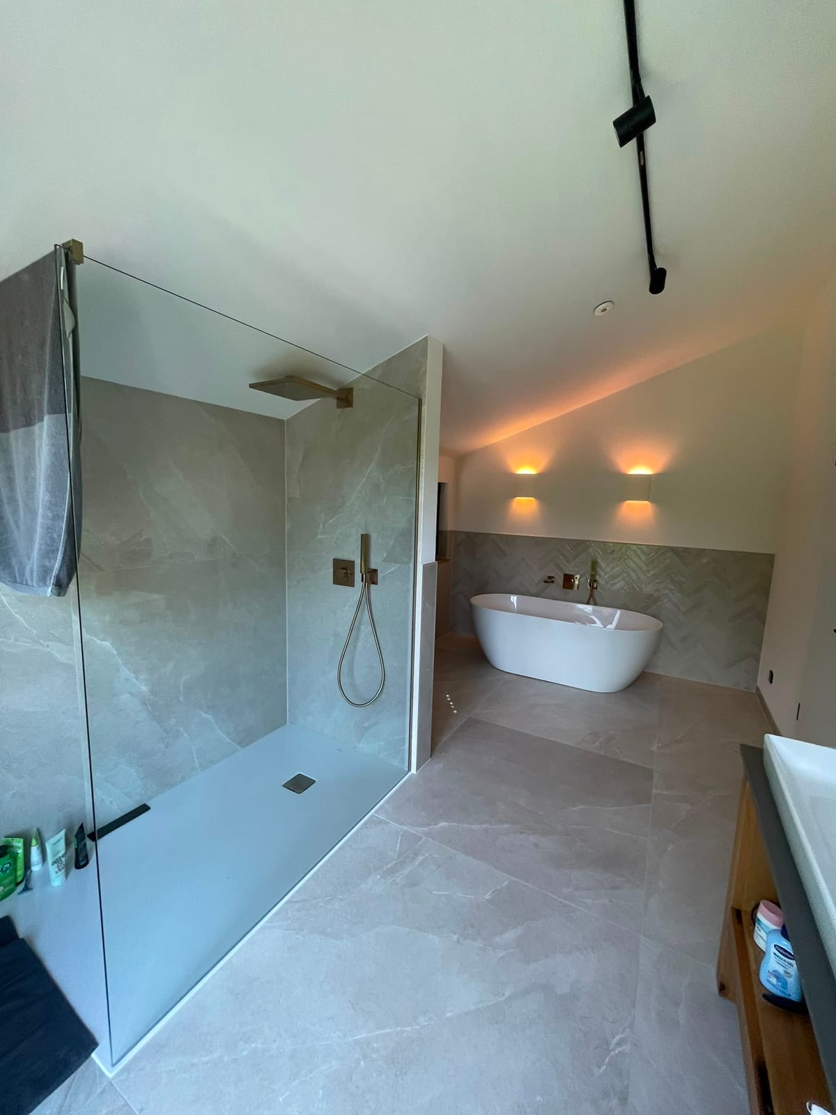 Modernes Bad unter einer Dachschräge mit ebenerdiger Walk-in-Dusche, freistehender Badewanne und großformatigen Fliesen in Marmoroptik